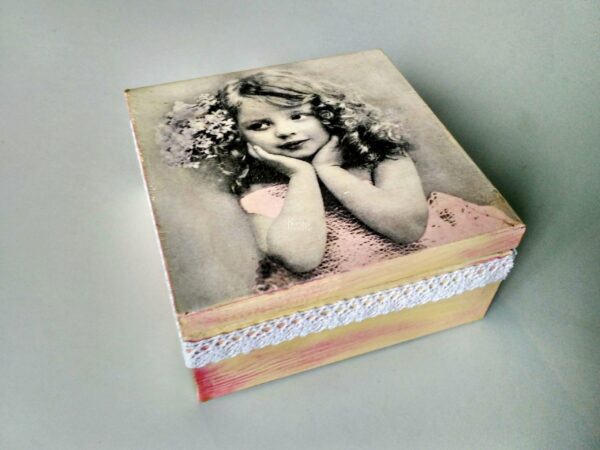 szkatułka decoupage dziewczynka 65m1 pudełko z dziewczynką