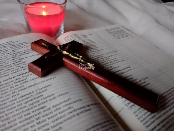 krzyż na biblii krzyż na biblii
