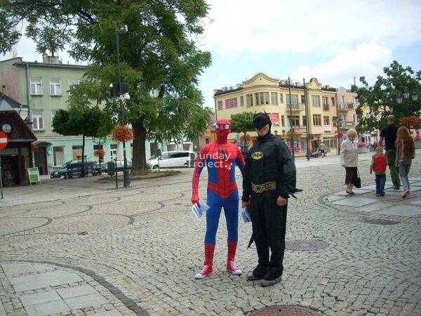 w kostiumach spiderman