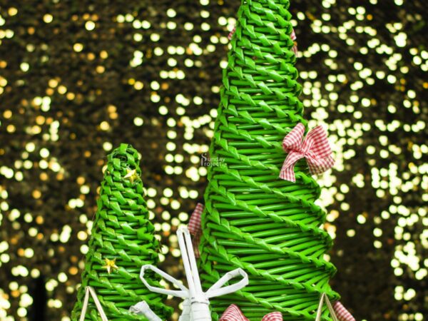 choinka z papierowej wikliny