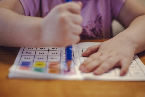 dziecko koloruje kartki kolorowanie terapia ręki, dziecko z autyzmem