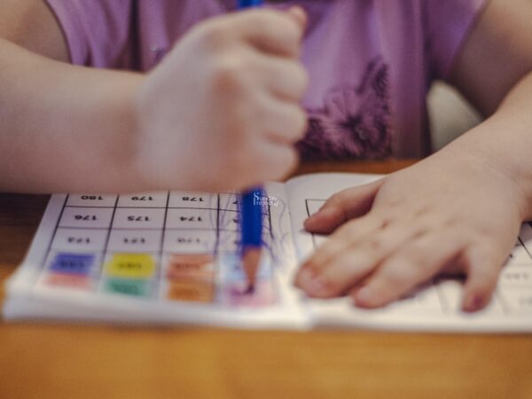 dziecko koloruje kartki kolorowanie terapia ręki, dziecko z autyzmem