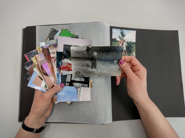 robienie albumu ze zdjęciami, stare fotografie album ze zdjęciami