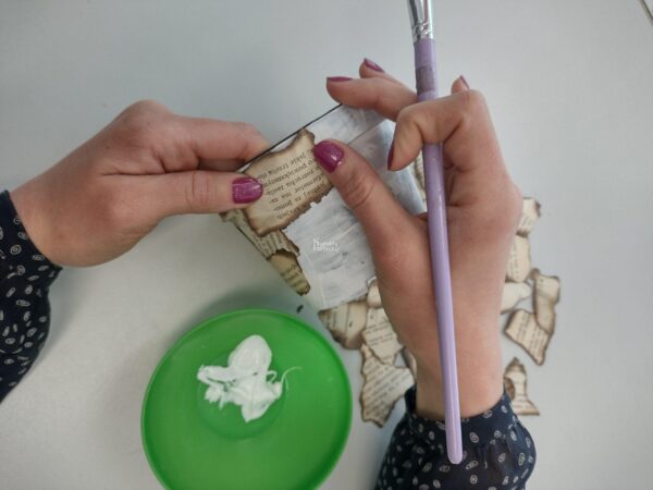 ozdabianie doniczki eko deko z papieru recyklingowe pomysły, ozdabianie donicy stara ksiazką