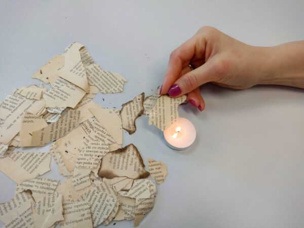 palenie kartek eko deko recykling ozdoby z papieru wykorzystanie starej ksiazki