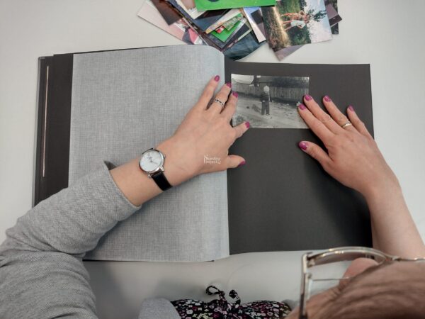 układanie zdjęc w albumie Album ze zdjęciami - zdjęcie do pobrania