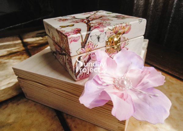 szkatułka pudełko w różowe kwiaty