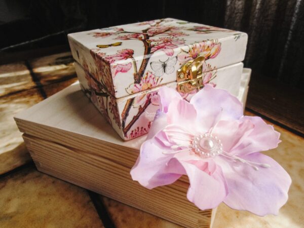 pudełko w kwiaty szkatułka pudełko w różowe kwiaty