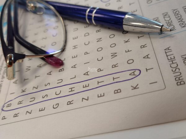 krzyżówka wykreślanka, długopis i okulary Krzyżówka wykreślanka z senior długopis okulary