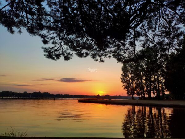 zachód słońca nad jeziorem jezioro