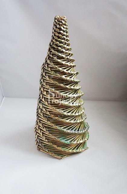 choinka z papierowej wikliny złota Choinka z papierowej wikliny