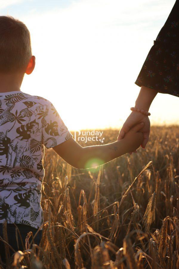 rodzic z dzieckiem w zbożu rodzic z dzieckiem w zbożu