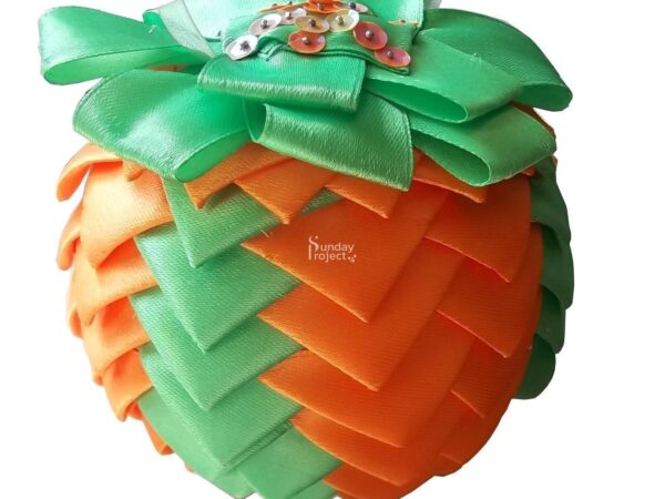 bombka ze wstążki Bombka ze wstążki kanzashi, technika karczochowa - zdjęcie do pobrania