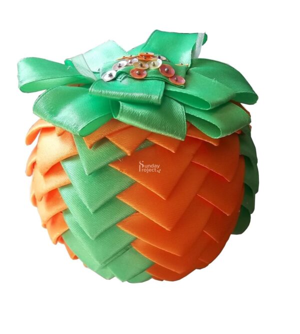 bombka ze wstążki Bombka ze wstążki kanzashi, technika karczochowa - zdjęcie do pobrania