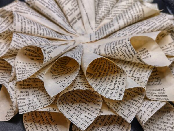 papieroplastyka rozeta z papieru Papieroplastyka - rozetka z papieru. Recykling