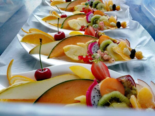desery owocowe wesele dekoracje z owoców na weselu