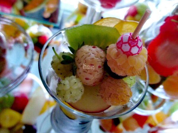 owocowy puchar dekoracje z owoców na weselu