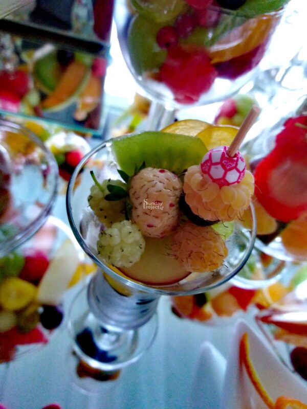 owocowy puchar dekoracje z owoców na weselu