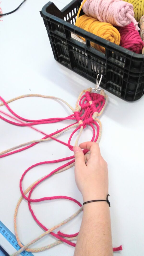 zaplatanie makramy (11) Zaplatanie makramy, ozdoba ze sznurka, sploty - zdjęcie do pobrania