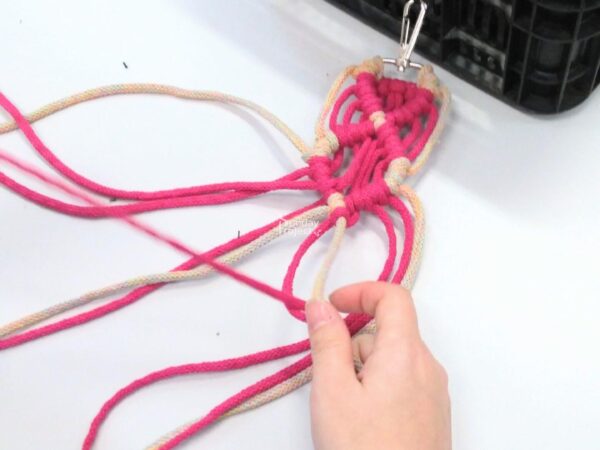 zaplatanie makramy (11) Zaplatanie makramy, ozdoba ze sznurka, sploty - zdjęcie do pobrania