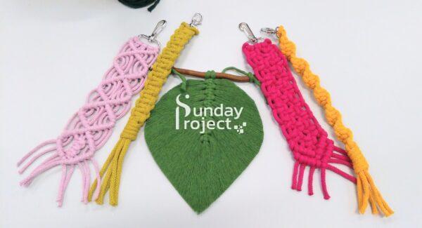 zaplatanie makramy breloki Breloki ze sznurka makrama