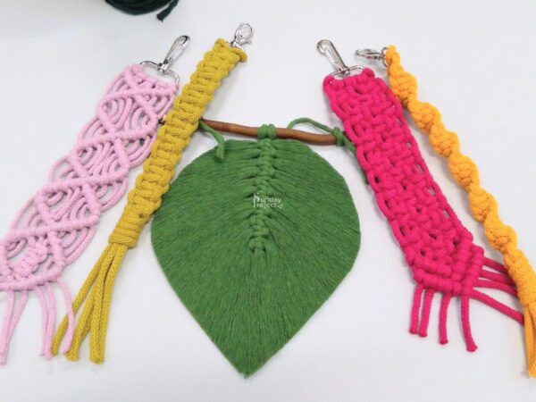 zaplatanie makramy breloki Breloki ze sznurka makrama