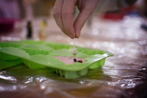 tworzenie mydeł Ręczne tworzenie mydła, mydło hand made - obraz do pobrania