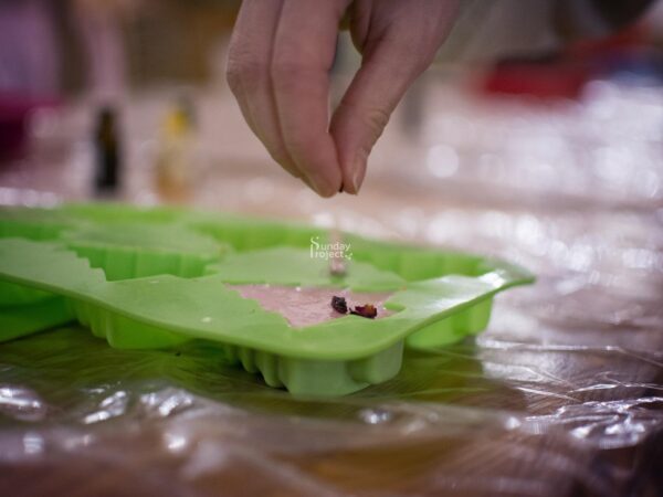 tworzenie mydeł Ręczne tworzenie mydła, mydło hand made - obraz do pobrania